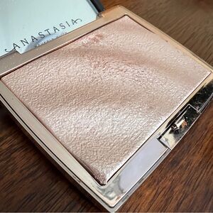 Anastasia Beverly Hills Amrezy Compact Highlighter - made in Italy